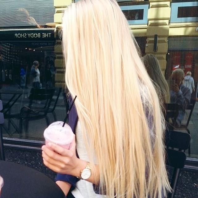 light blonde hair with highlights