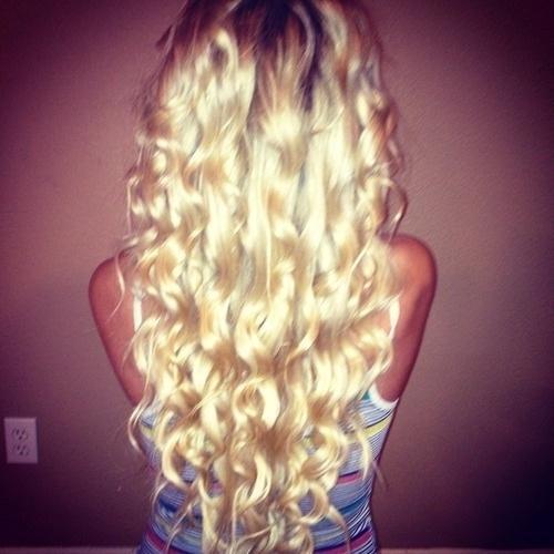 loose light blonde curls