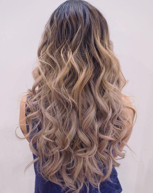 curly blonde summer style